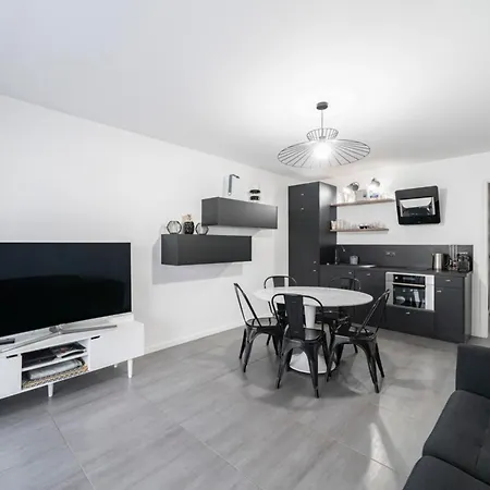 Cozystay - Brand New 3 Bedrooms 2min Walk To Carlton كان