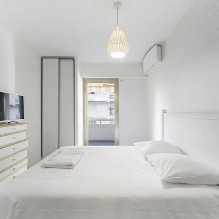 Cozystay - Brand New 3 Bedrooms 2min Walk To Carlton شقة