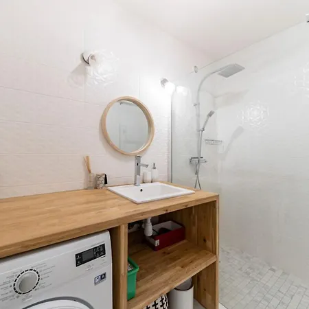 Cozystay - Brand New 3 Bedrooms 2min Walk To Carlton * كان