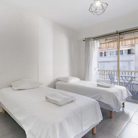 Cozystay - Brand New 3 Bedrooms 2min Walk To Carlton كان
