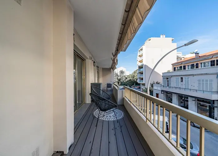 Cozystay - Brand New 3 Bedrooms 2min Walk To Carlton Apartment