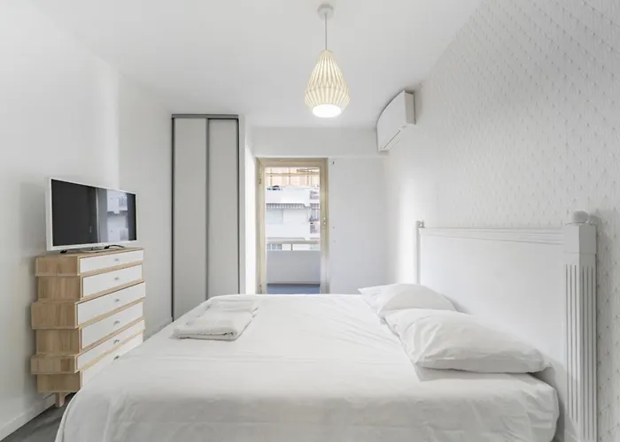 Cozystay - Brand New 3 Bedrooms 2min Walk To Carlton Apartment