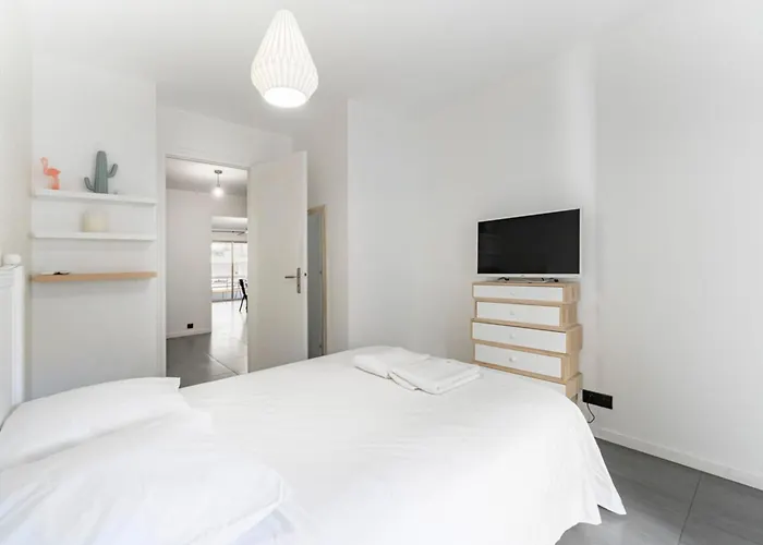 Cozystay - Brand New 3 Bedrooms 2min Walk To Carlton Apartment *