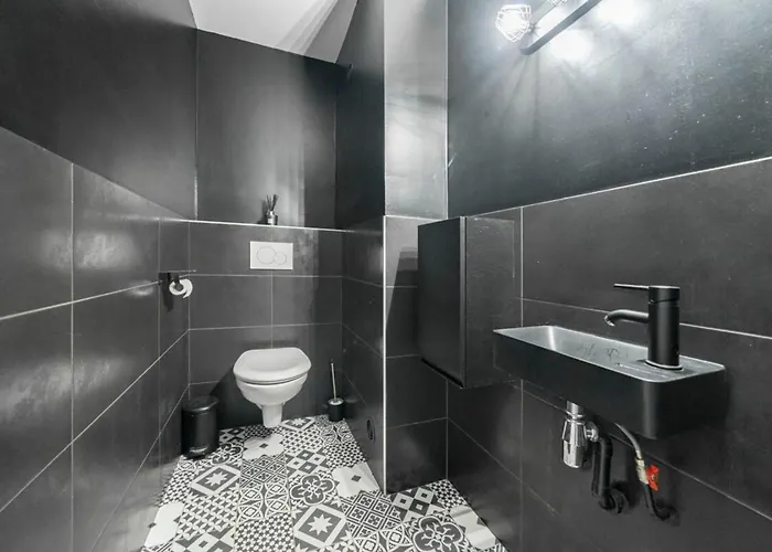 Cozystay - Brand New 3 Bedrooms 2min Walk To Carlton Apartment